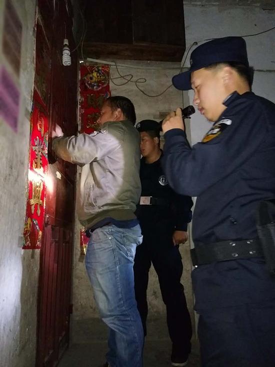 内江粗心妈妈误将幼女锁家中 民警全城寻开锁师傅开门